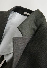 Sacou cu carouri întunecate, căptușit cu un gri neted. Prezintă un guler structurat, accente cusute și un buzunar interior vizibil. Material texturat.