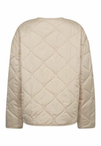 Gequilted beige jas met een ronde halslijn en lange mouwen. Heeft een ruitpatroon en een zachte, gewatteerde textuur overal.