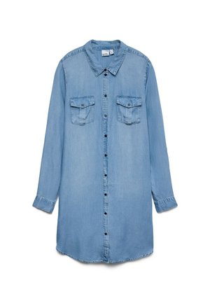 Lichtblauwe denim jurk met lange mouwen, sluiting met knopen aan de voorkant en twee borstzakken met klep, afgebeeld op een witte achtergrond.