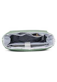 Zöld szövet laptop táska széles nyílással, szürke belsővel, állítható pánttal és egy biztonságos rekesszel a laptop számára. Cipzáras záródás.