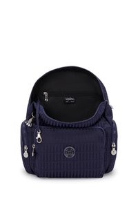 Marinblå texturerad syntetisk ryggsäck med dubbla dragkedjor, framficka med dragkedja och Kipling-logotyp. Inuti finns ett separat fack och foder.