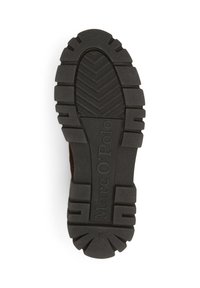 Suola di una scarpa nera Marc O’Polo con scanalature profonde e nome del marchio impresso al centro, taglia 37 contrassegnata vicino al tallone.