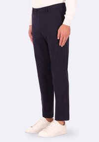 Pantaloni a righe navy realizzati in tessuto leggero, con taglio dritto, tasche frontali e chiusura con bottone in vita.