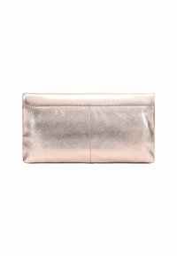 Metallisch roze clutch met een gladde leren textuur, rechthoekige vorm en bovenste naaddetail. Minimalistisch ontwerp zonder zichtbare hardware.