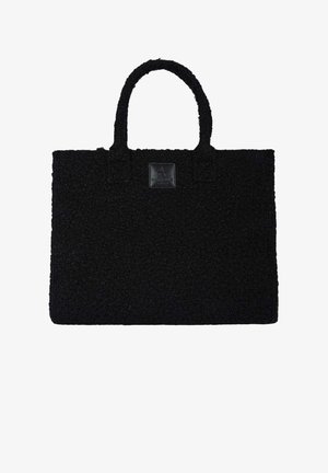 Borsa tote nera con texture e due manici corti, caratterizzata da una forma rettangolare e un'etichetta del marchio visibile sul davanti.