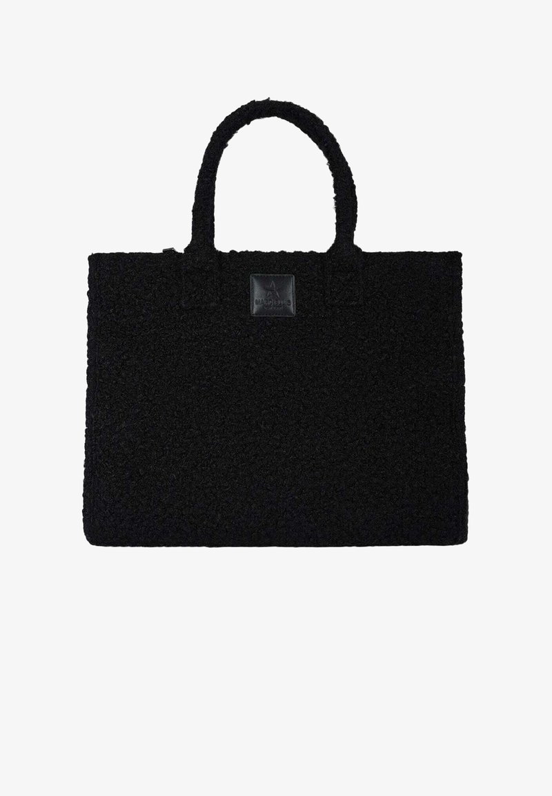 Borsa tote nera con texture e due manici corti, caratterizzata da una forma rettangolare e un'etichetta del marchio visibile sul davanti.