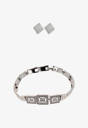 Zilveren armband met rechthoekige schakels, voorzien van drie vierkante accenten bezet met fonkelende edelstenen. Geleverd met bijpassende vierkante oorstekers.