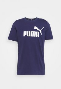 Camiseta de algodón azul marino con mangas cortas, cuello redondo, logo "PUMA" blanco y gráfico de puma en la parte frontal, con una textura suave.