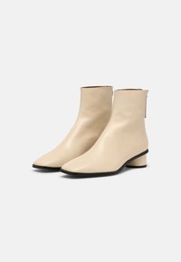ÁNGEL ALARCÓN Kotníkové boty - off-white