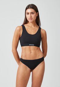 Zwart sportbeha- en bikini-set gemaakt van zacht materiaal, met een ronde halslijn, brede bandjes en een gecertificeerde elastische tailleband.