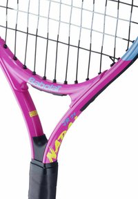 Racchetta da tennis Babolat rosa con grip texture, corde nere e accenti gialli/blu. Nome del modello "Nadal JR 21" visibile sul telaio.