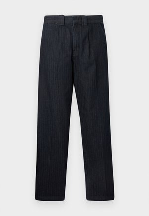 Pantalones azul oscuro de corte recto con cintura alta y trabillas, mostrados sobre un fondo blanco liso.