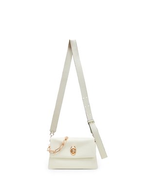 Biała skórzana torba na ramię z regulowanym paskiem, złotym łańcuszkiem jako detalem oraz owalnym zapięciem na klapce przedniej.