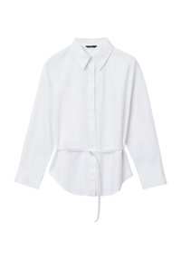 Weißes langärmliges Button-Up-Hemd mit Kragen und schmalem Taillengürtel vor einem einfarbigen Hintergrund.