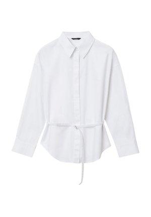 Camicia bianca a maniche lunghe con colletto e cintura slim su uno sfondo neutro.