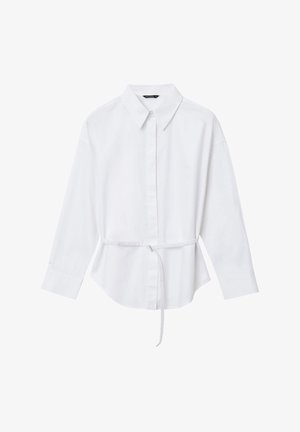 Weißes langärmliges Button-Up-Hemd mit Kragen und schmalem Taillengürtel vor einem einfarbigen Hintergrund.