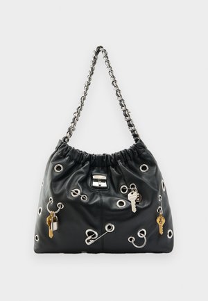 Μαύρη δερμάτινη τσάντα χειρός με αλυσίδα ασημί λουρί, διακοσμημένη με ασημένιους κρίκους, παραμάνες και κρεμαστά χρυσά και ασημένια κλειδιά.