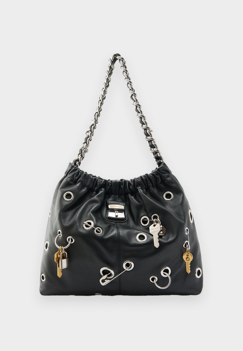 Μαύρη δερμάτινη τσάντα χειρός με αλυσίδα ασημί λουρί, διακοσμημένη με ασημένιους κρίκους, παραμάνες και κρεμαστά χρυσά και ασημένια κλειδιά.