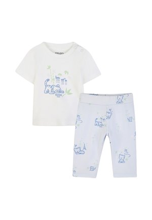 Tweedelige babyoutfit met een wit katoenen T-shirt met een blauwe tijgerafbeelding en groene accenten, gecombineerd met lichtblauwe legging met vergelijkbare ontwerpen.