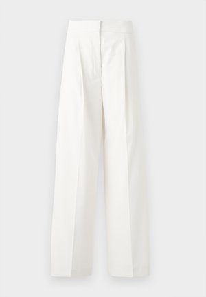 Witte wijde broek met een hoge taille, voorzien van plooien aan de voorkant en een gladde textuur, gemaakt van lichtgewicht stof.