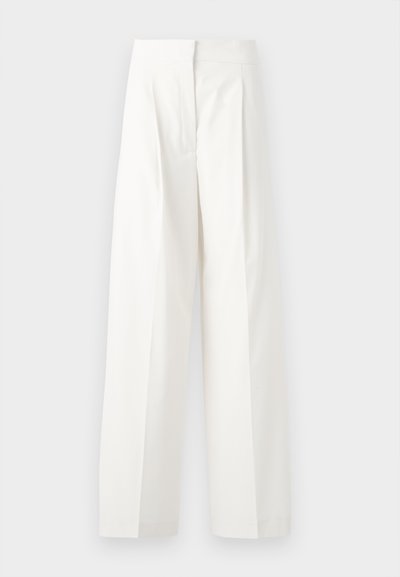 Weiße weit geschnittene Hosen mit hoher Taille, die über Vorderfalten und eine glatte Textur verfügen und aus leichtem Stoff gefertigt sind.