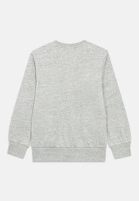 Ανοιχτό γκρι φούτερ με ριμπ μανσέτες και τελείωμα. Απαλό, υφασμάτινο με υφή. Διαθέτει κλασικό στρογγυλό λαιμό και μακριά μανίκια. Απλός σχεδιασμός.