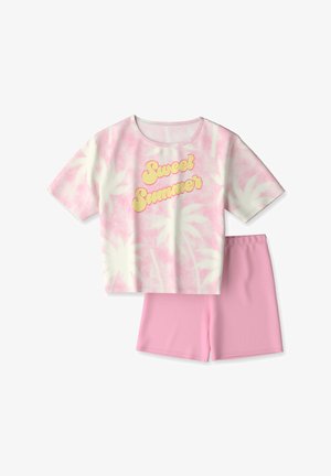 Rosa verkürztes T-Shirt mit tropischem Palmbaum-Muster und gelbem "Sweet Summer"-Text. Begleitet von passenden rosa Shorts.