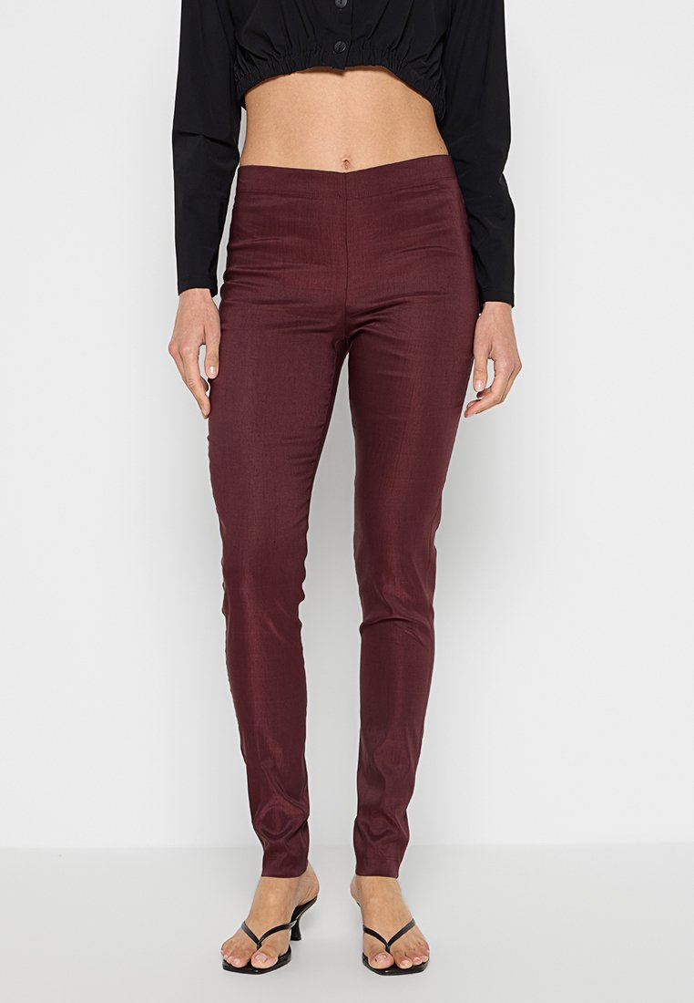 Sarah Pacini Broek rood