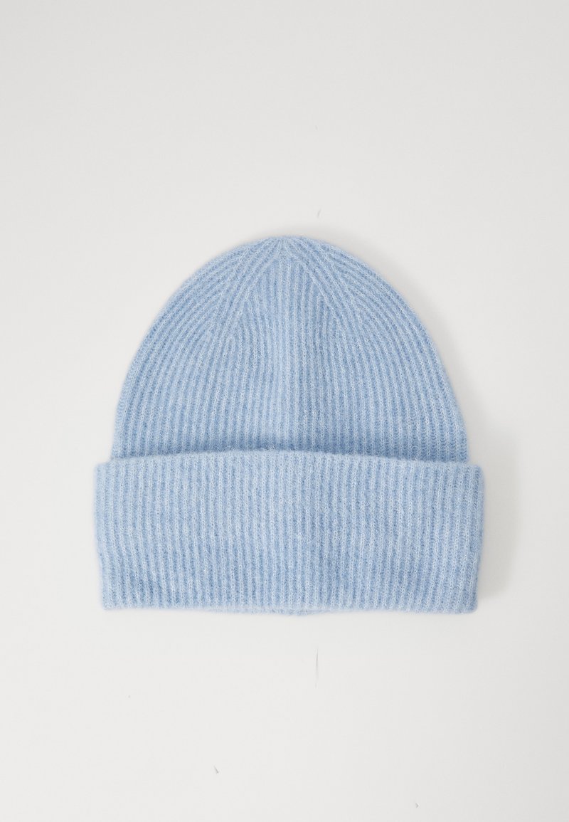 Modrá pletená čepice, s vertikální žebrovanou strukturou a ohnutým lemem pro nastavitelnou velikost. Měkký materiál s útulným vzhledem.