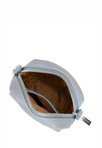 Pochette in pelle blu cielo con superficie texturizzata, zip argentata e interno color nocciola con logo del marchio. Forma compatta e arrotondata.