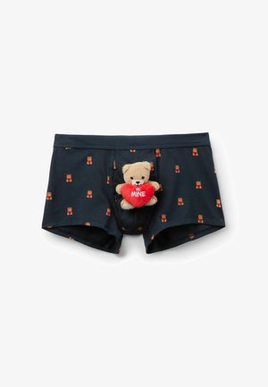Granatowe bokserki z małymi nadrukami misiów oraz pluszowy miś trzymający czerwone serce z napisem "BĄDŹ MÓJ" przymocowany z przodu.