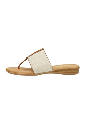 Beige slipper sandaal met een gestructureerde stoffen band en leren accenten in bruin, voorzien van een platte zool en subtiele metallic details.