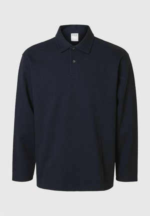 Granatowa koszulka polo z długim rękawem, wykonana z teksturowanej tkaniny, z klasycznym kołnierzykiem, dwiema guzikami z przodu i dopasowanym krojem.