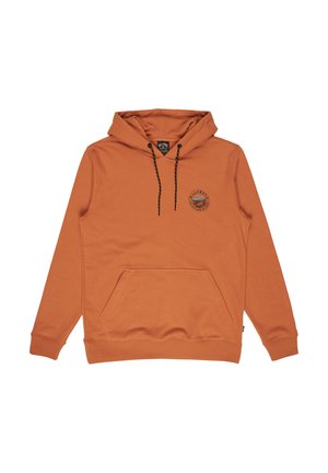 Bluza z kapturem w kolorze rdzawego pomarańczu, z przednią kieszenią typu kangur, czarnymi troczkami oraz małym okrągłym logo o tematyce outdoorowej po lewej stronie na piersi.