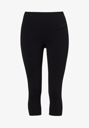 Czarne legginsy capri wykonane z elastycznego materiału, z wysokim stanem i subtelnym logo w lewym górnym rogu. Gładka tekstura bez wzorów.