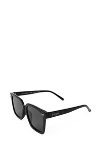 Černé sluneční brýle čtvercového tvaru s tmavými skly. Vyrobené z hladkého plastu. Na stranici je uvedeno jméno značky "VUCH". Nastavitelné nožičky.