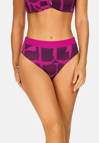 Majtki bikini o wysokim stanie w głębokim purpurowym i fuksjowym kolorze z geometrycznym wzorem i gładkim pasem, wykonane z elastycznego materiału.