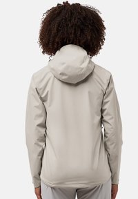 Lichtgrijze waterdichte jas met capuchon, met een gladde textuur en een getailleerd ontwerp, van achteren getoond met verstelbare manchetten.