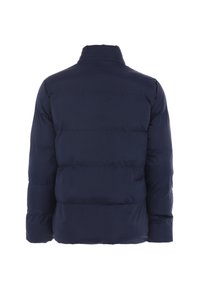 Marineblauwe pufferjack met een hoge kraag, een doorgestikt ontwerp met horizontale strepen en een glanzende afwerking. Voorzijde-details zijn uitgesloten.