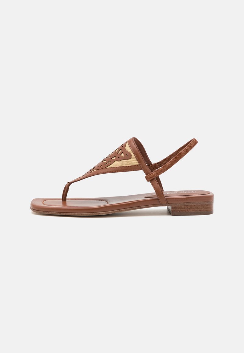 Bruine leren platte sandaal met slingbackriem, teenstuk ontwerp en ingewikkeld uitgesneden patroon op het bovenste voorpaneel.