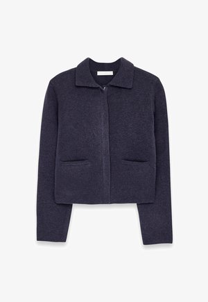 Tumši purpura adīta kardigāna ar garām piedurknēm, apkakli, priekšējām kabatām un noslēptu pogu aizdari centrā.