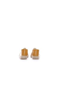Espadrilles en cuir jaune avec semelles en chanvre tressé, dos arrondi, design sans couture et accents élastiques sur les côtés pour un enfilage facile.