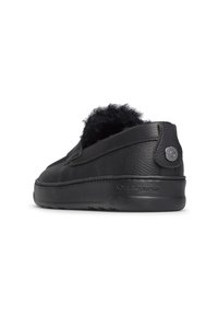 Scarpe slip-on nere in pelle con finitura testurizzata, dotate di una morbida fodera in pelliccia nera e suola in gomma, con il marchio "VOILE BLANCHE".
