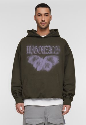 Olivengrøn hoodie med en stor lilla sommerfugl grafik og tekst på forsiden, med en frontlomme og ribbede manchetter.
