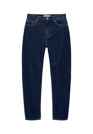 Jeans en denim bleu foncé avec une coupe droite, taille mi-hauteur, cinq poches et des détails de moustaches subtils. Fermeture à bouton métallique.
