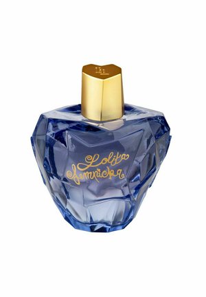 Blauer, facettierter Parfümflakon mit goldfarbenem Verschluss und „Lolita Lempicka“ in Gold vorne.