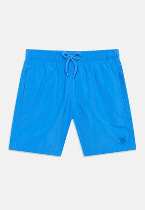 Pantaloncini da bagno azzurri luminosi con vita elastica, coulisse regolabile, tasche laterali e piccolo logo ricamato vicino all'orlo sulla gamba destra.