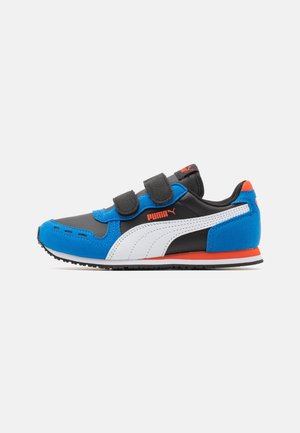 Blauwe, zwarte, witte en oranje Puma-sneaker met twee zwarte klittenbandriemen en een wit Puma-logo aan de zijkant.