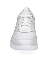 Weiße Ledersneaker mit abgerundetem Zehenbereich, Mesh-Details und weißen Schnürsenkeln. Glatte Textur mit einer flachen Gummisohle.
