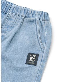 Μπλε παιδικό παντελόνι από τζιν με ελαστική μέση, δύο πλαϊνές τσέπες και μια ετικέτα με το λογότυπο και την περιγραφή "LIEWOOD".